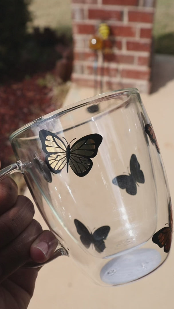 Taza de café de mariposa