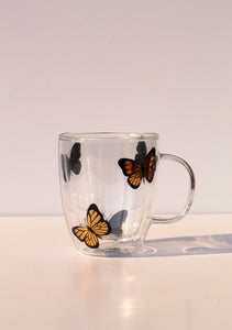 Taza de café de mariposa