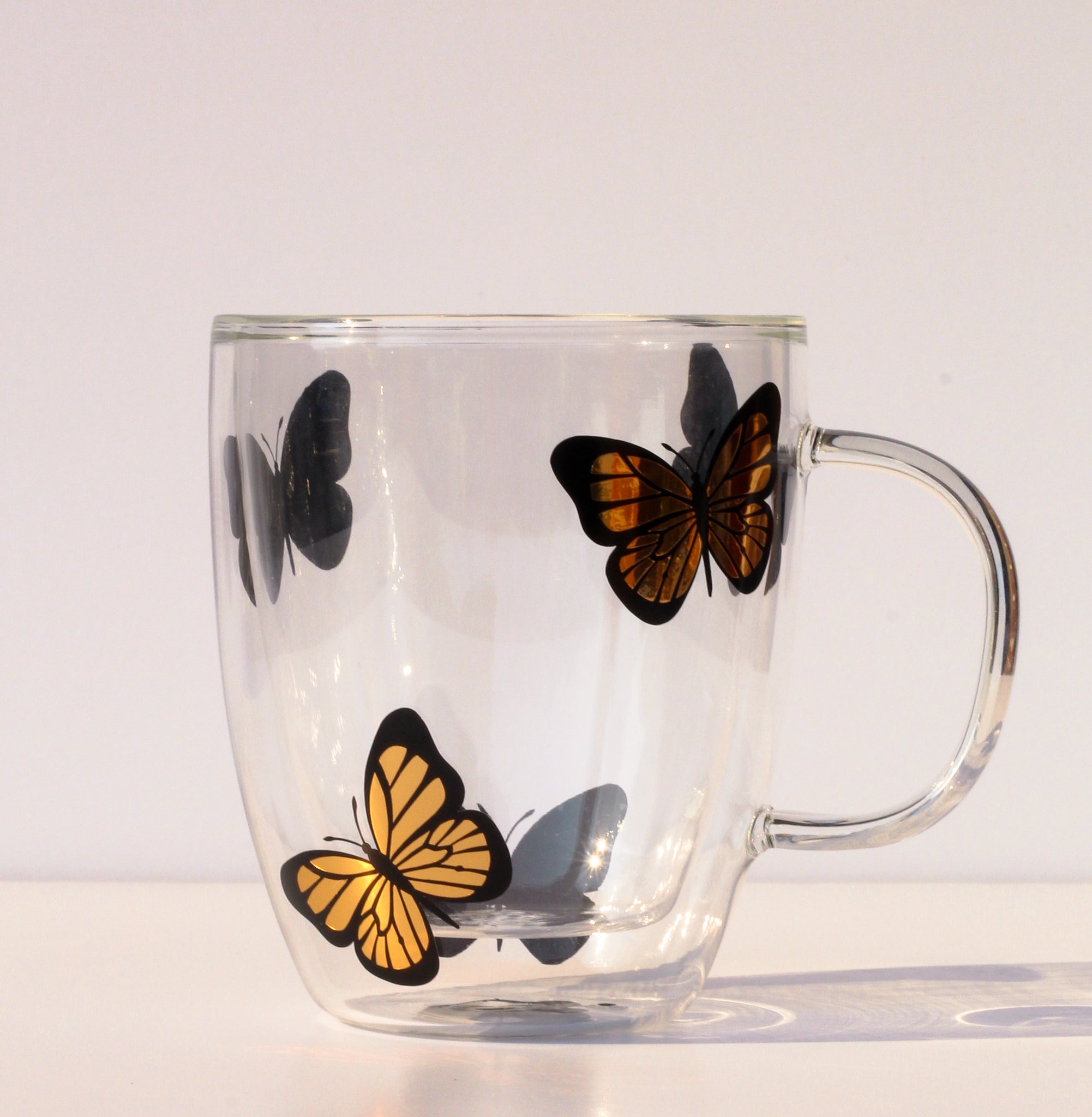 Taza de café de mariposa