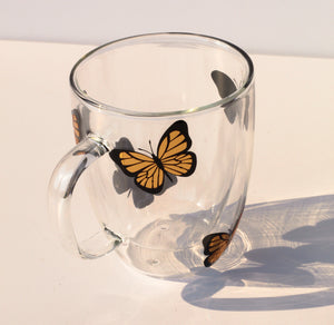 Taza de café de mariposa